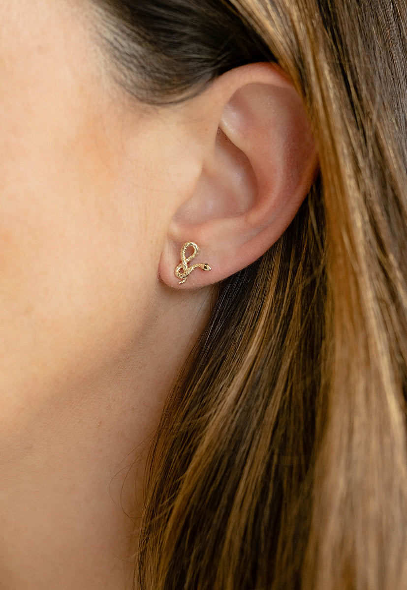 送料関税込【AMY O】Snake Pave Studs 14K Gold ピアス☆国内発 14k Gold and Diamond Snake Stud Earrings – Rachel Reinhardt