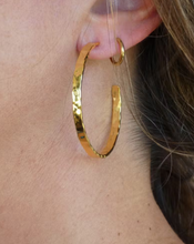 Load image into Gallery viewer, Women&#39;s Thin Hammered Gold Hoop Earrings