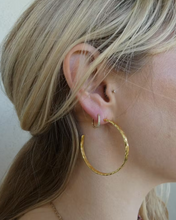 Load image into Gallery viewer, Women&#39;s Thin Hammered Gold Hoop Earrings