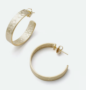 Flat hammered gold hoop earrings deals